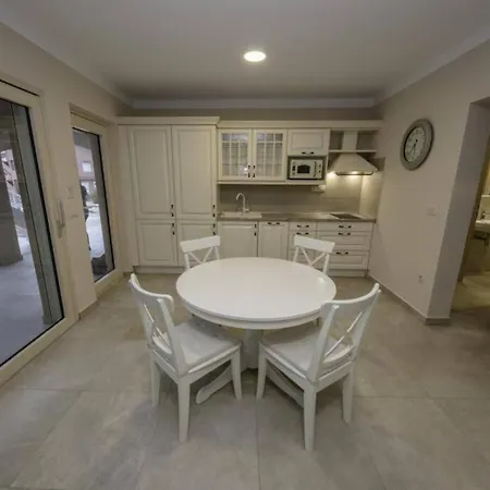 Luka Apartment *